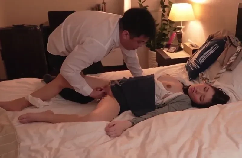 Biết em thư ký sắp kết hôn, sếp chuốc thuốc mê đụ cô nàng cả đêm trong chuyến công tác