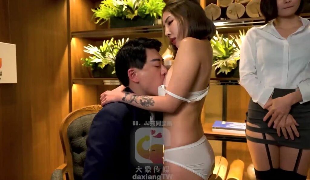 Em thư ký dâm đãng bạo gan thỏa mãn sếp trong phòng làm việc